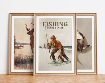 Puede incluir: Tres carteles vintage enmarcados con temática de caza y pesca. El cartel de la izquierda presenta un ciervo en un entorno de bosque. El cartel del medio presenta a un hombre pescando en un lago con el texto "FISHING RIVERS & LAKES". El cartel de la derecha presenta un pato.