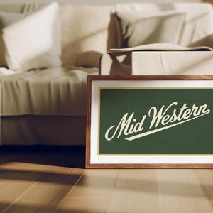 Könnte beinhalten: Ein gerahmter Druck mit grünem Hintergrund und dem Text "Mid Western" in einer weißen, stilisierten Schrift.