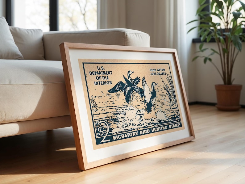 Pode incluir: Um cartaz de estilo vintage para um selo de ca&ccedil;a a aves migrat&oacute;rias. O cartaz apresenta uma ilustra&ccedil;&atilde;o azul e branca de tr&ecirc;s patos em voo sobre um corpo de &aacute;gua. O texto no cartaz diz "U.S. Department of the Interior", "Void After June 30, 1952", "$2", e "Migratory Bird Hunting Stamp".