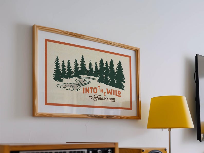 Puede incluir: Una impresi&oacute;n enmarcada con una est&eacute;tica vintage que presenta una l&iacute;nea de pinos y un r&iacute;o sinuoso. El texto dice "Into the Wild to Find My Soul."