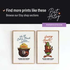 Pu&ograve; includere: Due poster in stile vintage del National Park Service. Il poster a sinistra presenta Smokey Bear con il testo "Ya'll Come Back Soon". Il poster a destra presenta un gufo dei cartoni animati con il testo "Happy Trails!"
