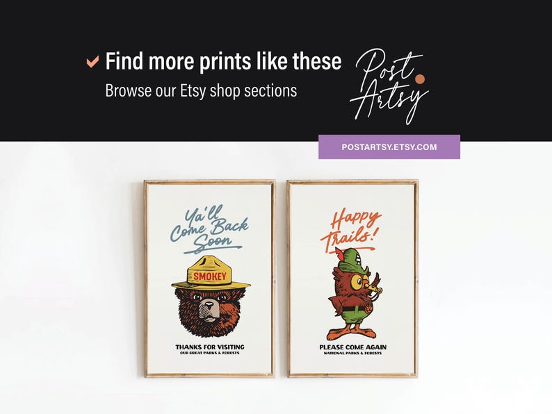 Pu&ograve; includere: Due poster in stile vintage del National Park Service. Il poster a sinistra presenta Smokey Bear con il testo "Ya'll Come Back Soon". Il poster a destra presenta un gufo dei cartoni animati con il testo "Happy Trails!"