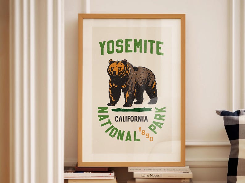 Pu&ograve; includere: Una stampa incorniciata con un design vintage che presenta un orso bruno e il testo "Yosemite National Park, California 1890".
