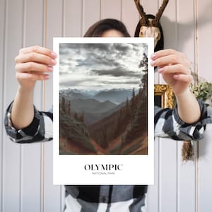 K&ouml;nnte beinhalten: Ein Schwarzwei&szlig;druck eines Gebirges mit bew&ouml;lktem Himmel. Der Druck tr&auml;gt den Text "OLYMPIC NATIONAL PARK" am unteren Rand.