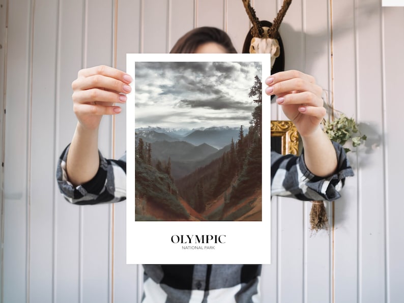 K&ouml;nnte beinhalten: Ein Schwarzwei&szlig;druck eines Gebirges mit bew&ouml;lktem Himmel. Der Druck tr&auml;gt den Text "OLYMPIC NATIONAL PARK" am unteren Rand.