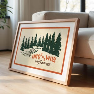Puede incluir: Una impresi&oacute;n enmarcada con una est&eacute;tica vintage que presenta una escena de bosque con un r&iacute;o que fluye a trav&eacute;s de ella. El texto dice "Into the Wild to Find My Soul."