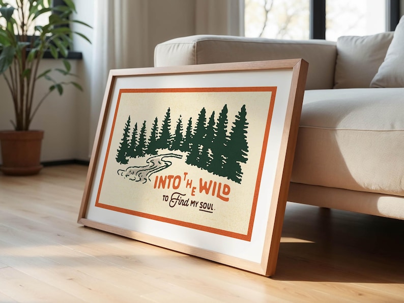 Puede incluir: Una impresi&oacute;n enmarcada con una est&eacute;tica vintage que presenta una escena de bosque con un r&iacute;o que fluye a trav&eacute;s de ella. El texto dice "Into the Wild to Find My Soul."