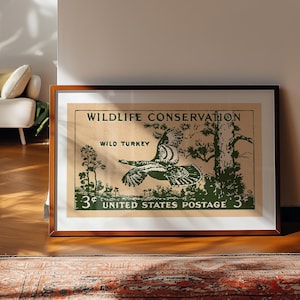 Pode incluir: Um p&ocirc;ster de estilo vintage com um design verde e branco. Apresenta um peru selvagem em voo com o texto "WILDLIFE CONSERVATION" e "UNITED STATES POSTAGE 3&cent;" em uma fonte verde.
