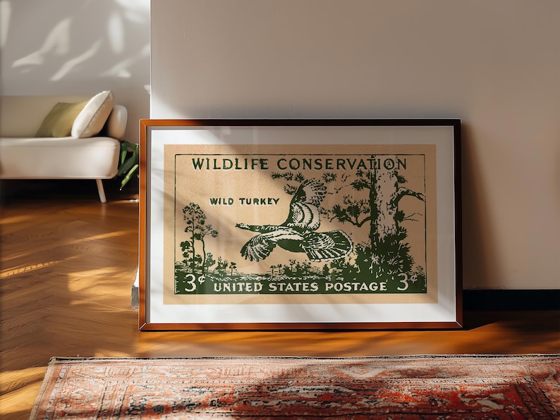 Pode incluir: Um p&ocirc;ster de estilo vintage com um design verde e branco. Apresenta um peru selvagem em voo com o texto "WILDLIFE CONSERVATION" e "UNITED STATES POSTAGE 3&cent;" em uma fonte verde.