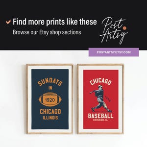 Op de afbeelding: Twee ingelijste prints met vintage sportthema's. E&eacute;n toont een voetbal met de tekst "Sundays in Chicago Illinois 1920" op een marineblauwe achtergrond. De andere print heeft een honkballer en "Chicago Baseball" op een rode achtergrond.