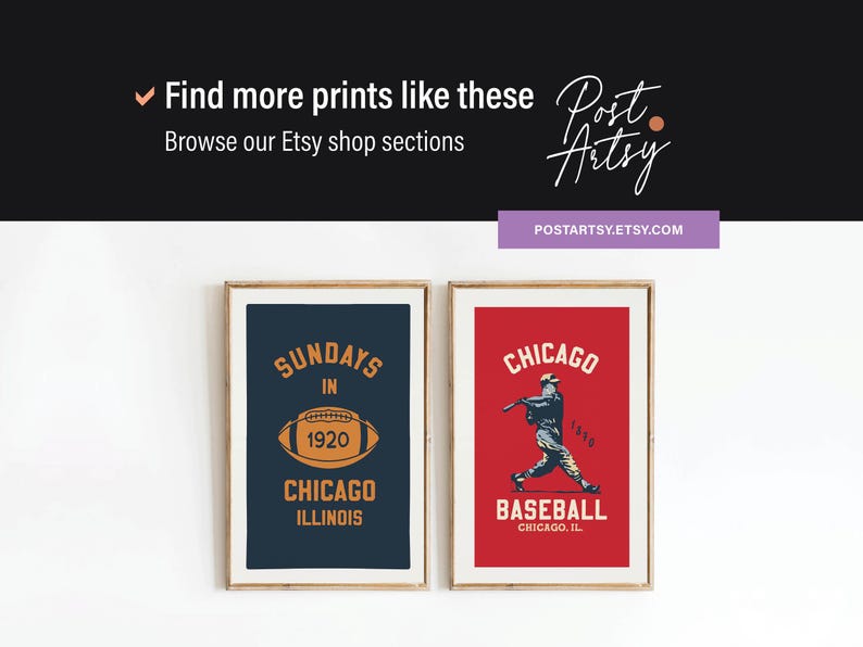 Op de afbeelding: Twee ingelijste prints met vintage sportthema's. E&eacute;n toont een voetbal met de tekst "Sundays in Chicago Illinois 1920" op een marineblauwe achtergrond. De andere print heeft een honkballer en "Chicago Baseball" op een rode achtergrond.