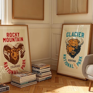 Pu&ograve; includere: Due poster vintage incorniciati con illustrazioni di un muflone e un bisonte. Il poster a sinistra dice "Rocky Mountain National Park Colorado 1915" e il poster a destra dice "Glacier National Park Montana 1910".