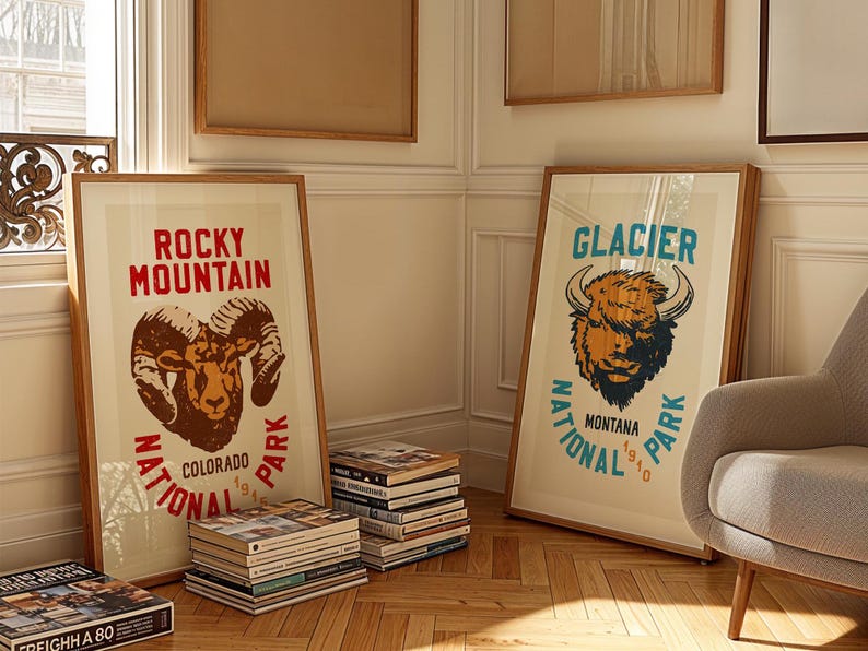 Pu&ograve; includere: Due poster vintage incorniciati con illustrazioni di un muflone e un bisonte. Il poster a sinistra dice "Rocky Mountain National Park Colorado 1915" e il poster a destra dice "Glacier National Park Montana 1910".