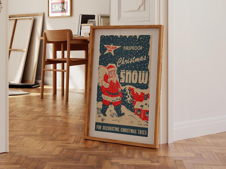 Op de afbeelding: Vintage kerstversiering poster met sneeuw, met een cartoon kerstman die een zak met cadeaus draagt. De poster heeft een blauwe achtergrond met witte sneeuwvlokken en de tekst "Fireproof Christmas Snow" in rood en wit. De poster bevat ook de tekst "Voor het versieren van kerstboom".