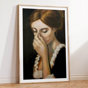 Op de afbeelding: Een schilderij van een vrouw met bruin haar, die een zwarte jurk met een witte kanten kraag draagt. Ze kijkt naar beneden en heeft haar hand op haar gezicht.