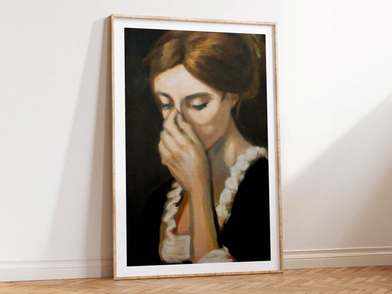 Op de afbeelding: Een schilderij van een vrouw met bruin haar, die een zwarte jurk met een witte kanten kraag draagt. Ze kijkt naar beneden en heeft haar hand op haar gezicht.