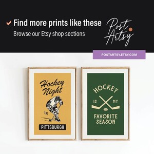 Puede incluir: Dos carteles enmarcados con tem&aacute;tica de hockey. Uno presenta una ilustraci&oacute;n de un jugador de hockey con el texto "Hockey Night in Pittsburgh" sobre un fondo amarillo. El otro dice "Hockey is my favorite season" sobre un fondo verde.