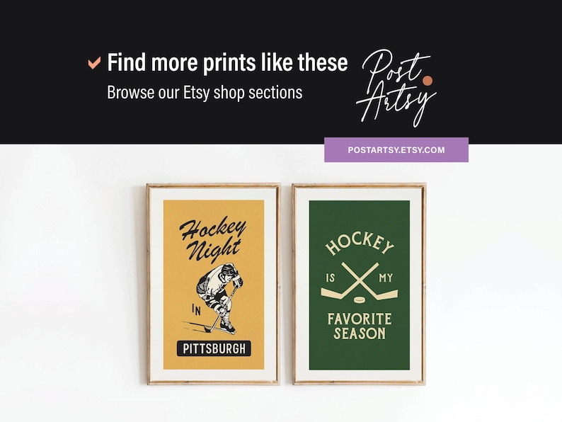 Puede incluir: Dos carteles enmarcados con tem&aacute;tica de hockey. Uno presenta una ilustraci&oacute;n de un jugador de hockey con el texto "Hockey Night in Pittsburgh" sobre un fondo amarillo. El otro dice "Hockey is my favorite season" sobre un fondo verde.