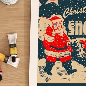 Op de afbeelding: Een vintage kerst-illustratie met de kerstman in een rood pak met een witte baard, die een zak met cadeaus draagt. De illustratie is geplaatst tegen een donkerblauwe achtergrond met witte sneeuwvlokken en de tekst "Christmas Snow".