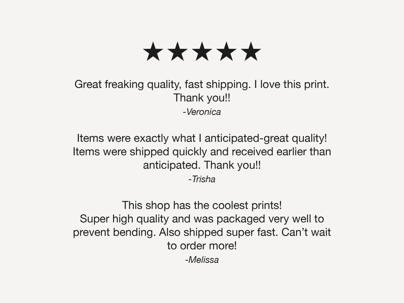 Op de afbeelding: Vijf sterren beoordeling met tekst die de kwaliteit, de snelle verzending en het ontwerp van een product prijst. De beoordeling bevat de tekst "Great freaking quality, fast shipping. I love this print. Thank you!! -Veronica" en twee extra beoordelingen.