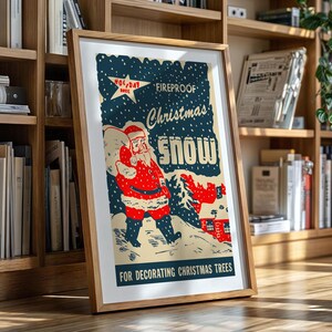Op de afbeelding: Vintage kerstposter met een rode en witte kerstman die een zak met cadeaus vasthoudt, met de tekst "Fireproof Christmas Snow" en "For Decorating Christmas Trees".