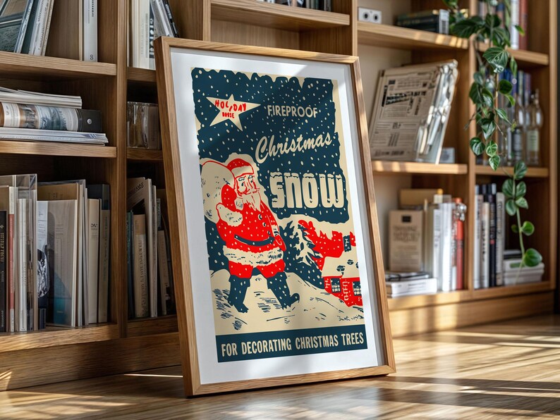 Op de afbeelding: Vintage kerstposter met een rode en witte kerstman die een zak met cadeaus vasthoudt, met de tekst "Fireproof Christmas Snow" en "For Decorating Christmas Trees".