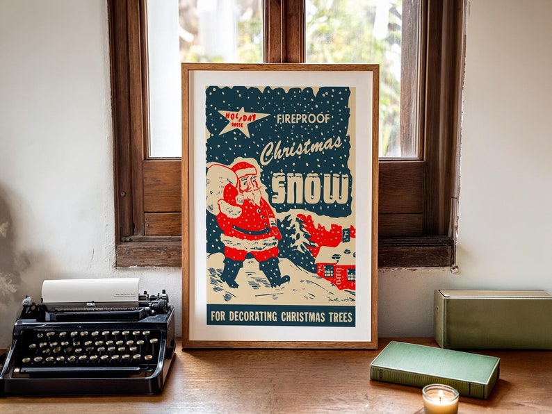 Op de afbeelding: Een vintage kerstposter met sneeuwdecoratie, een blauwe achtergrond en een witte rand. De poster toont een rode en witte kerstman die een zak met cadeaus vasthoudt, met de tekst "FIREPROOF Christmas SNOW" en "FOR DECORATING CHRISTMAS TREES".