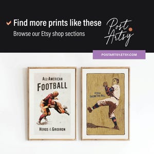Peut inclure: Deux affiches de sport vintage dans des cadres marrons. L'affiche de gauche pr&eacute;sente une illustration en noir et blanc de deux joueurs de football en action avec le texte "All-American Football Heroes of the Gridiron". L'affiche de droite pr&eacute;sente une illustration en noir et blanc d'un joueur de baseball en action avec le texte "A View From The Hill".