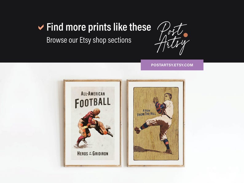 Peut inclure: Deux affiches de sport vintage dans des cadres marrons. L'affiche de gauche pr&eacute;sente une illustration en noir et blanc de deux joueurs de football en action avec le texte "All-American Football Heroes of the Gridiron". L'affiche de droite pr&eacute;sente une illustration en noir et blanc d'un joueur de baseball en action avec le texte "A View From The Hill".