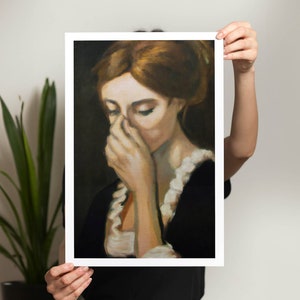 Op de afbeelding: Een schilderij van een vrouw met bruin haar, die een zwarte jurk met een witte kraag draagt en haar hand op haar gezicht houdt. Het schilderij is gemaakt in een realistische stijl met zachte penseelstreken.