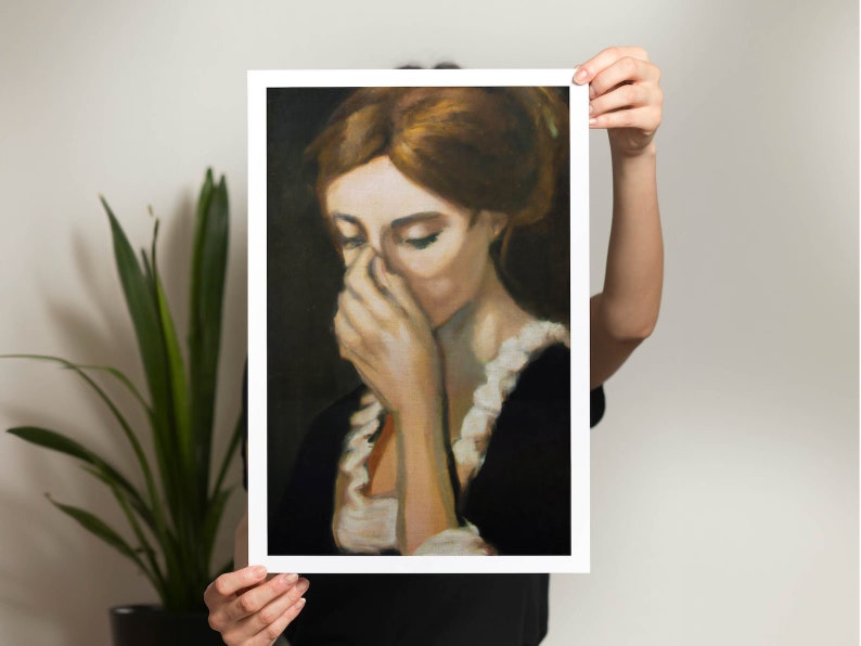 Op de afbeelding: Een schilderij van een vrouw met bruin haar, die een zwarte jurk met een witte kraag draagt en haar hand op haar gezicht houdt. Het schilderij is gemaakt in een realistische stijl met zachte penseelstreken.