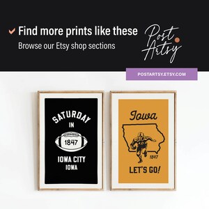 K&ouml;nnte beinhalten: Zwei gerahmte Kunstdrucke. Der linke Druck ist schwarz mit wei&szlig;em Text und einer Football-Grafik. Der rechte Druck ist senfgelb mit einer Footballspieler-Grafik und dem Text "Iowa" und "Let's Go!".