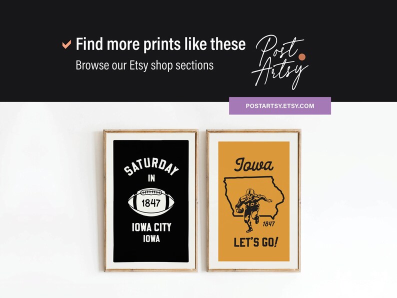 K&ouml;nnte beinhalten: Zwei gerahmte Kunstdrucke. Der linke Druck ist schwarz mit wei&szlig;em Text und einer Football-Grafik. Der rechte Druck ist senfgelb mit einer Footballspieler-Grafik und dem Text "Iowa" und "Let's Go!".