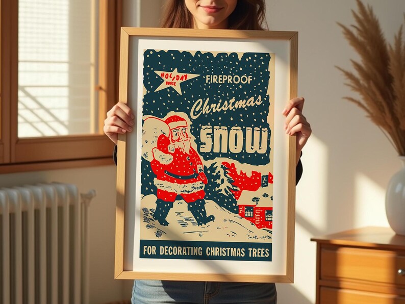 Op de afbeelding: Een vintage kerstboomversiering met een rode en witte kerstman die een zak sneeuw vasthoudt. De tekst luidt "Fireproof Christmas Snow" en "For Decorating Christmas Trees".