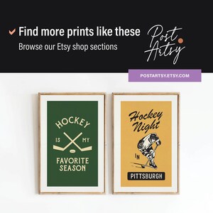 Pu&ograve; includere: Due stampe artistiche incorniciate. La stampa a sinistra &egrave; verde con il testo "Hockey is my favorite season" e bastoni da hockey incrociati. La stampa a destra &egrave; gialla con un giocatore di hockey e il testo "Hockey Night in Pittsburgh".