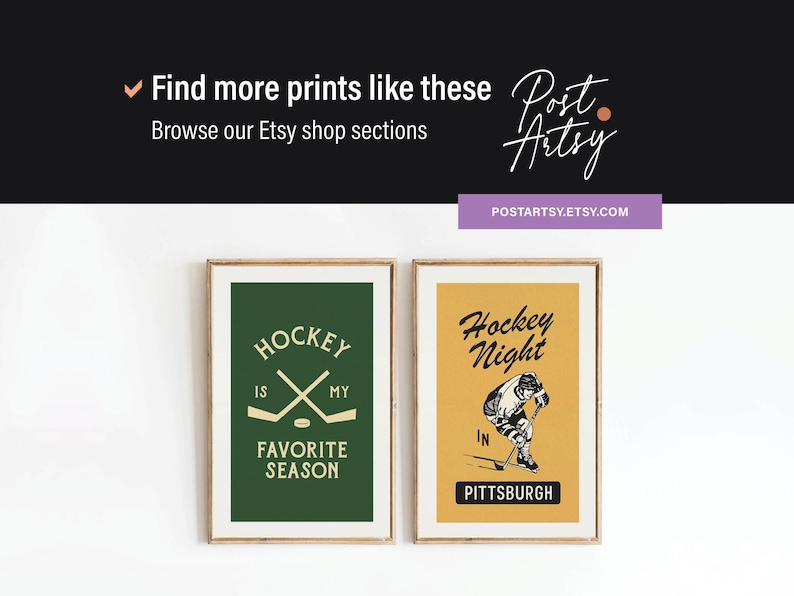 Pu&ograve; includere: Due stampe artistiche incorniciate. La stampa a sinistra &egrave; verde con il testo "Hockey is my favorite season" e bastoni da hockey incrociati. La stampa a destra &egrave; gialla con un giocatore di hockey e il testo "Hockey Night in Pittsburgh".