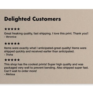 Puede incluir: Un fondo beige con el texto "Delighted Customers" en negro. Se muestran tres rese&ntilde;as de clientes con calificaciones de cinco estrellas y comentarios positivos sobre la calidad y el env&iacute;o de los productos.