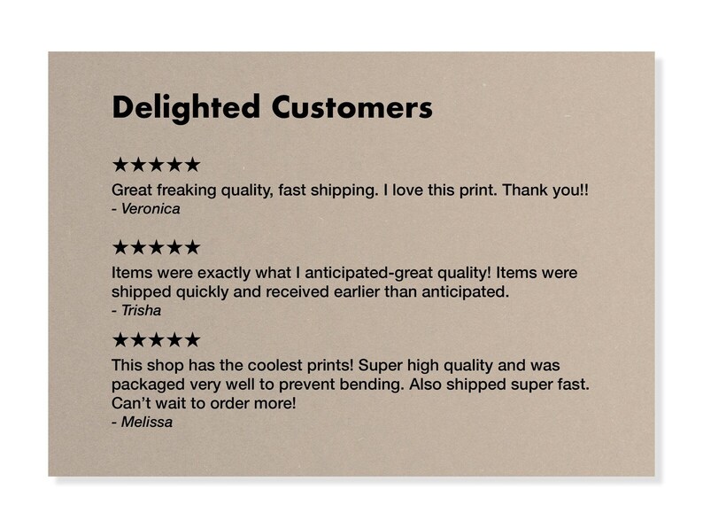Puede incluir: Un fondo beige con el texto "Delighted Customers" en negro. Se muestran tres rese&ntilde;as de clientes con calificaciones de cinco estrellas y comentarios positivos sobre la calidad y el env&iacute;o de los productos.