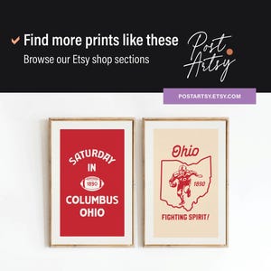K&ouml;nnte beinhalten: Zwei gerahmte Drucke mit einem Vintage-Sports-Thema. Der Druck auf der linken Seite ist rot mit wei&szlig;em Text, der "Saturday in Columbus Ohio 1890" lautet. Der Druck auf der rechten Seite ist cremefarben mit rotem Text, der "Ohio 1890 Fighting Spirit!" lautet, und einer roten Illustration eines Footballspielers.