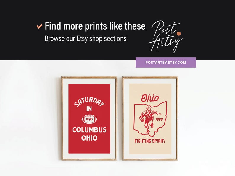 K&ouml;nnte beinhalten: Zwei gerahmte Drucke mit einem Vintage-Sports-Thema. Der Druck auf der linken Seite ist rot mit wei&szlig;em Text, der "Saturday in Columbus Ohio 1890" lautet. Der Druck auf der rechten Seite ist cremefarben mit rotem Text, der "Ohio 1890 Fighting Spirit!" lautet, und einer roten Illustration eines Footballspielers.