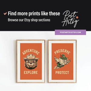 Op de afbeelding: Twee ingelijste prints met oranje achtergronden. De linker print toont een cartoonbeer met een Smokey the Bear-hoed met de tekst "Adventure Explore". De rechter print toont een cartoonuil met een rangerhoed met de tekst "Preserve Protect".