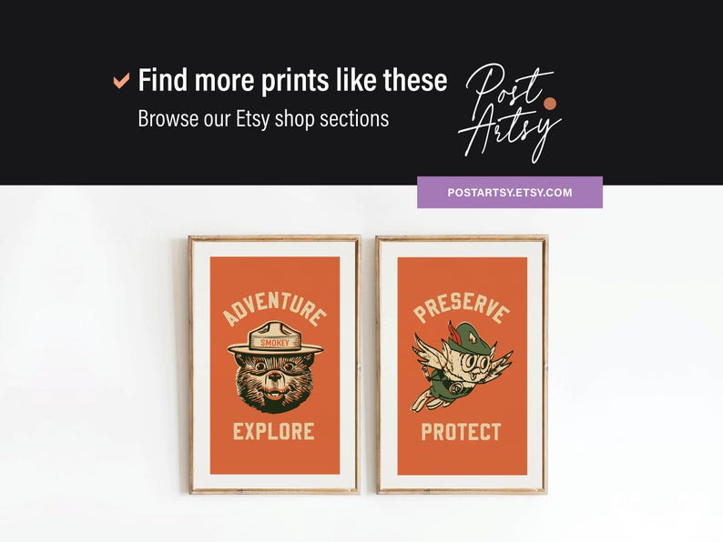 Op de afbeelding: Twee ingelijste prints met oranje achtergronden. De linker print toont een cartoonbeer met een Smokey the Bear-hoed met de tekst "Adventure Explore". De rechter print toont een cartoonuil met een rangerhoed met de tekst "Preserve Protect".