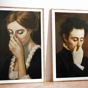 Op de afbeelding: Twee ingelijste portretten van mensen met donker haar, beiden kijken naar beneden met hun handen voor hun mond. De portretten zijn geschilderd in een realistische stijl met gedempte kleuren.