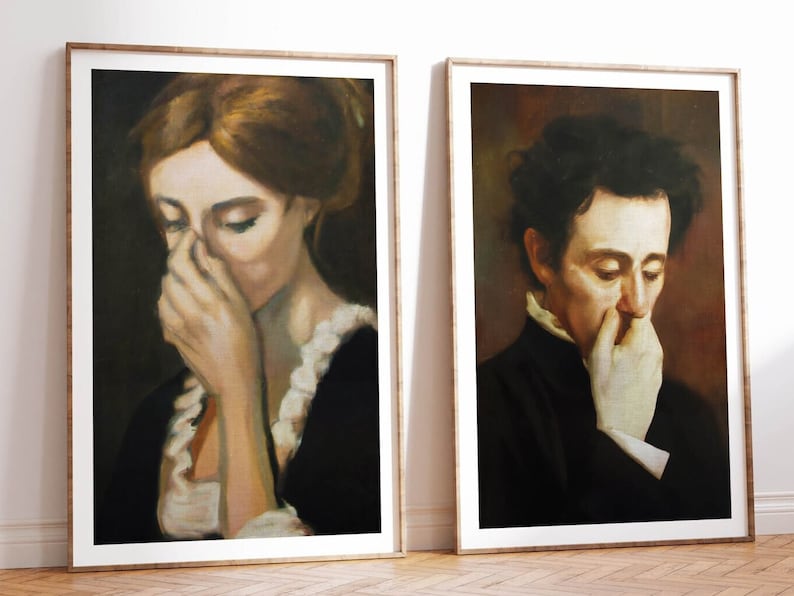 Op de afbeelding: Twee ingelijste portretten van mensen met donker haar, beiden kijken naar beneden met hun handen voor hun mond. De portretten zijn geschilderd in een realistische stijl met gedempte kleuren.