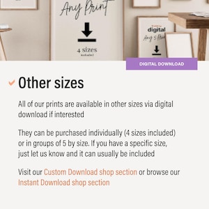 Op de afbeelding: Tekst die "Any Print" leest met een pijl naar beneden en de woorden "4 maten inbegrepen". Onder de tekst bevindt zich een digitale downloadafbeelding met de tekst "Digitale download". De tekst onder de afbeelding luidt "Andere maten" met een vinkje. De tekst gaat verder: "Al onze prints zijn verkrijgbaar in andere maten via digitale download als u ge&iuml;nteresseerd bent. Ze kunnen individueel worden gekocht (4 maten inbegrepen) of in groepen van 5 per maat. Als u een specifieke maat heeft, laat het ons weten en deze kan meestal worden opgenomen. Bezoek onze sectie Custom Download shop of blader door onze sectie Instant Download shop."
