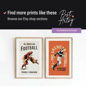 K&ouml;nnte beinhalten: Zwei Vintage-Poster mit Illustrationen von American-Football-Spielern. Das Poster links hat einen wei&szlig;en Hintergrund mit dem Text "ALL-AMERICAN FOOTBALL" und "HEROES of the GRIDIRON". Das Poster rechts hat einen orangenen Hintergrund mit dem Text "ALL-PRO AMERICAN FOOTBALL" und "HEROES of the GAME".