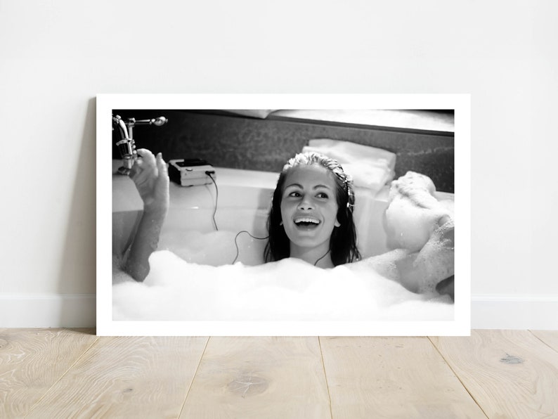 Peut inclure: Une photographie en noir et blanc d'une femme dans un bain, souriante et &eacute;coutant de la musique. Elle est entour&eacute;e de bulles et a un lecteur de cassette au bord de la baignoire.