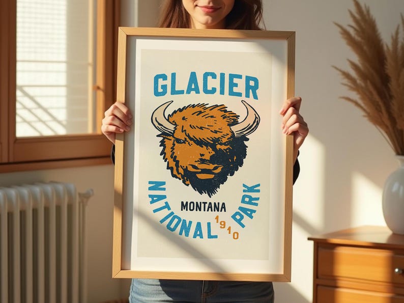 Pu&ograve; includere: Un poster in stile vintage con un bordo blu e bianco che presenta una testa di bisonte marrone e bianca con il testo "GLACIER NATIONAL PARK MONTANA 1910" in un cerchio blu.