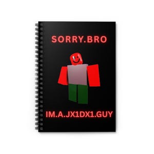 Peut inclure: Un carnet à spirales noir avec un graphique de personnage en blocs rouge, gris et vert au centre. Le texte SORRY.BRO est imprimé en rouge au-dessus du personnage, et IM.A.JX1DX1.GUY est imprimé en rouge sous le personnage sur la couverture.