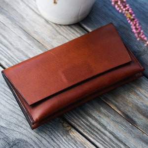 Cartera con solapa de piel color coñac en color marrón con cierre magnético